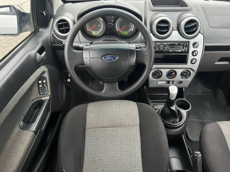 FORD - FIESTA - 2014/2014 - Prata - R$ 35.900,00